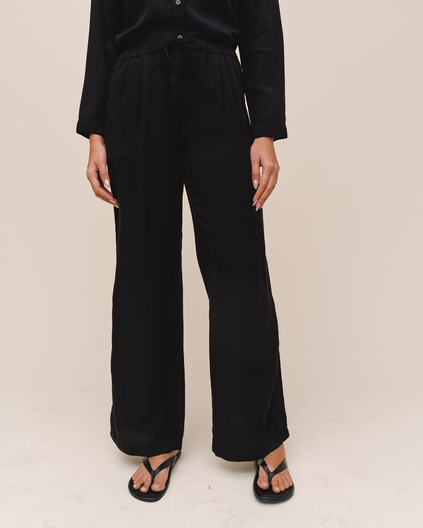 Side Seam Trim Pant - Black
