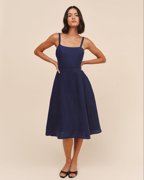 Stylish Women's Midi Dresses: Soft & Modern | Bella Dahl Stylish Women's Midi Dresses: Soft & Modern | Bella Dahl