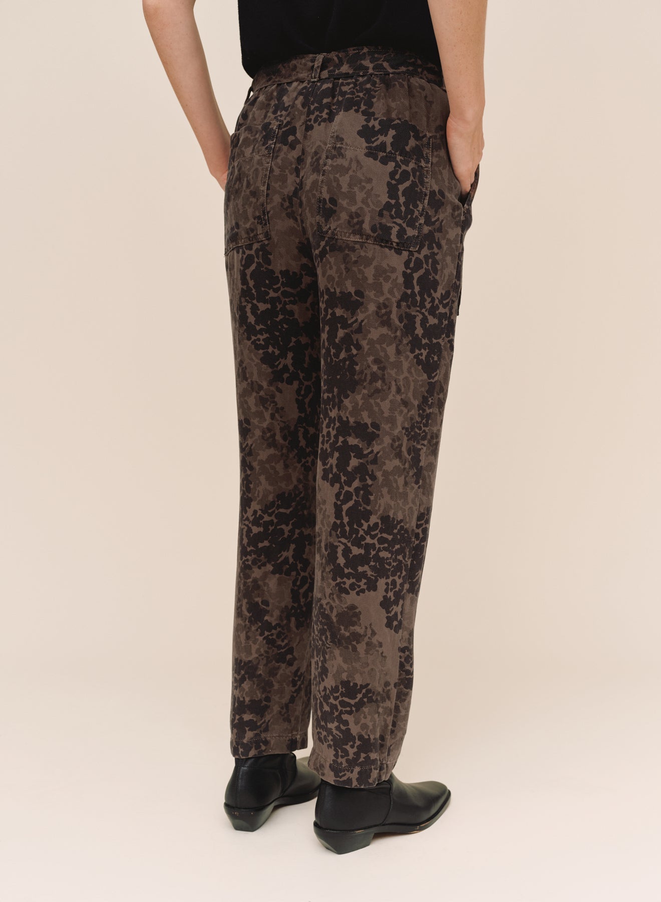 Bella DahlBelted Seam Pant - Ditsy Camo PrintPants