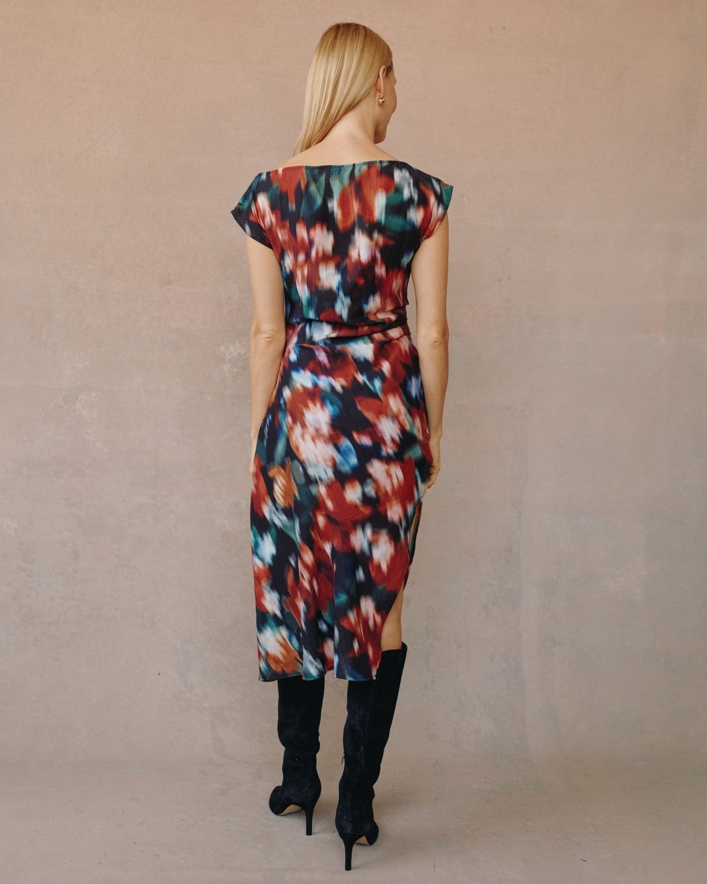 Bella DahlBoat Neck Cap Sleeve Midi Dress - Blurred Floral PrintDresses