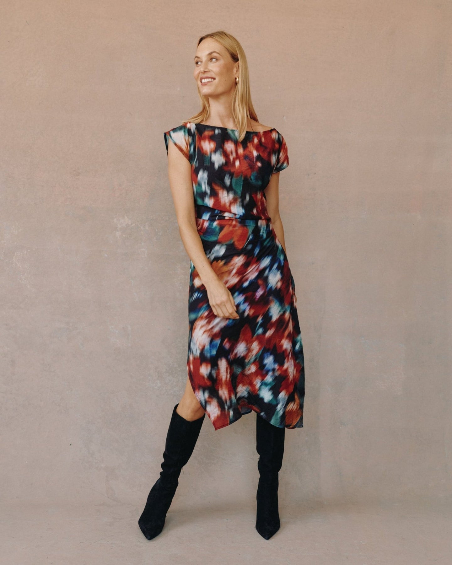 Bella DahlBoat Neck Cap Sleeve Midi Dress - Blurred Floral PrintDresses