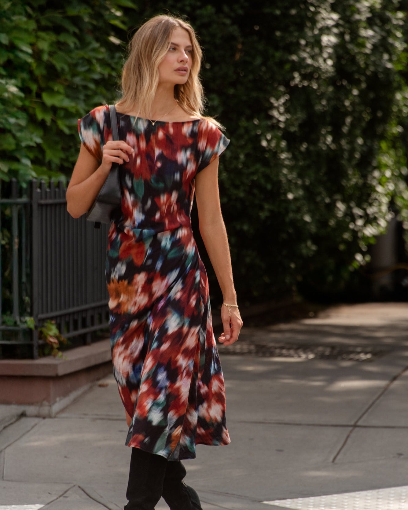 Bella DahlBoat Neck Cap Sleeve Midi Dress - Blurred Floral PrintDresses