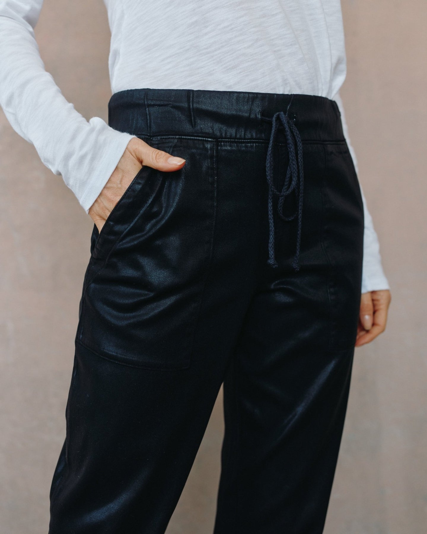 Bella DahlChelsea Luxe Pocket Jogger - BlackJoggers