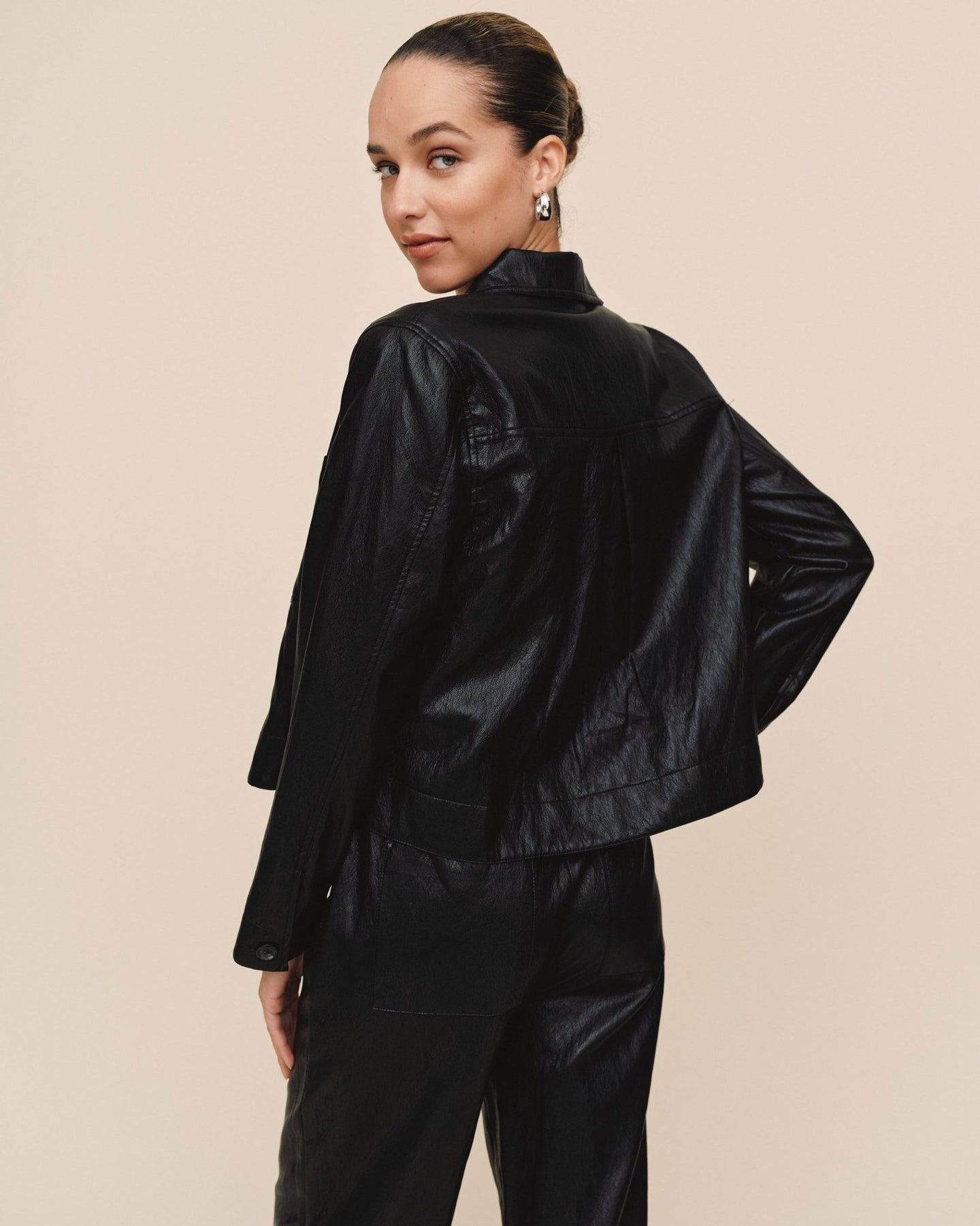 Bella DahlCrop Pocket Button Down - BlackCoats & Jackets