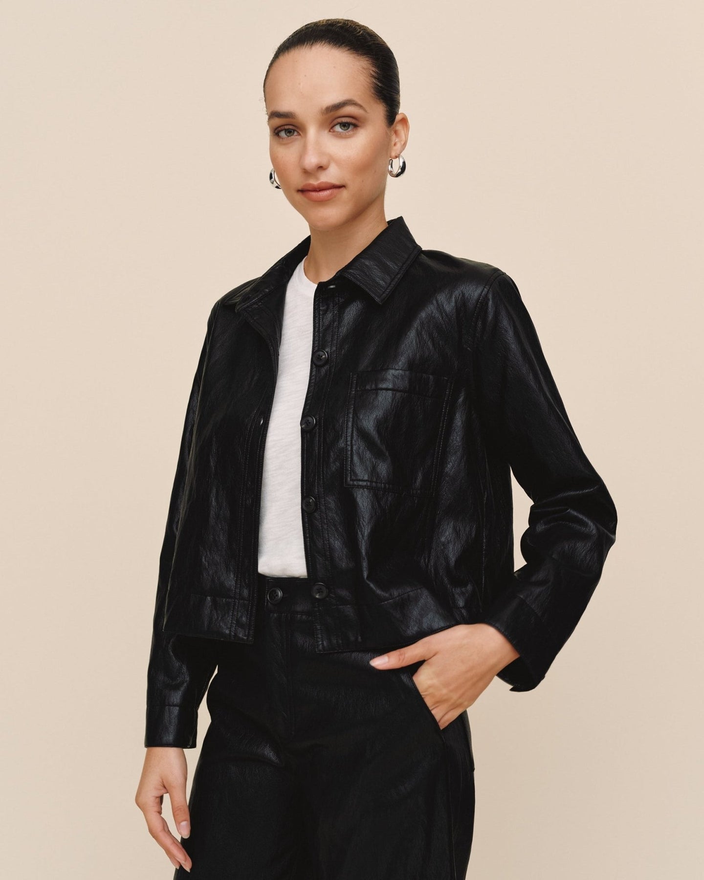 Bella DahlCrop Pocket Button Down - BlackCoats & Jackets