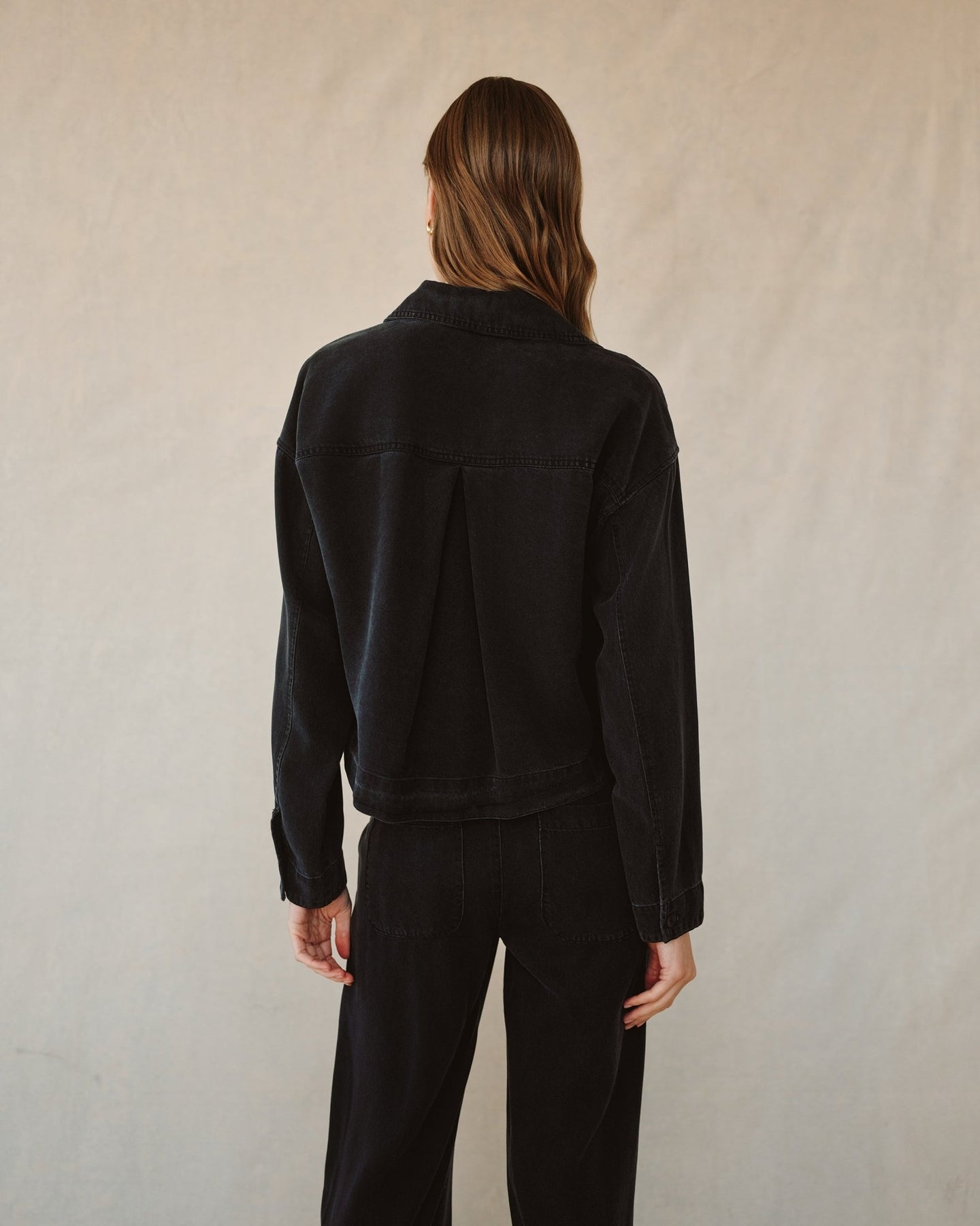 Bella DahlCrop Pocket Button Down - Dark Graphite WashTops
