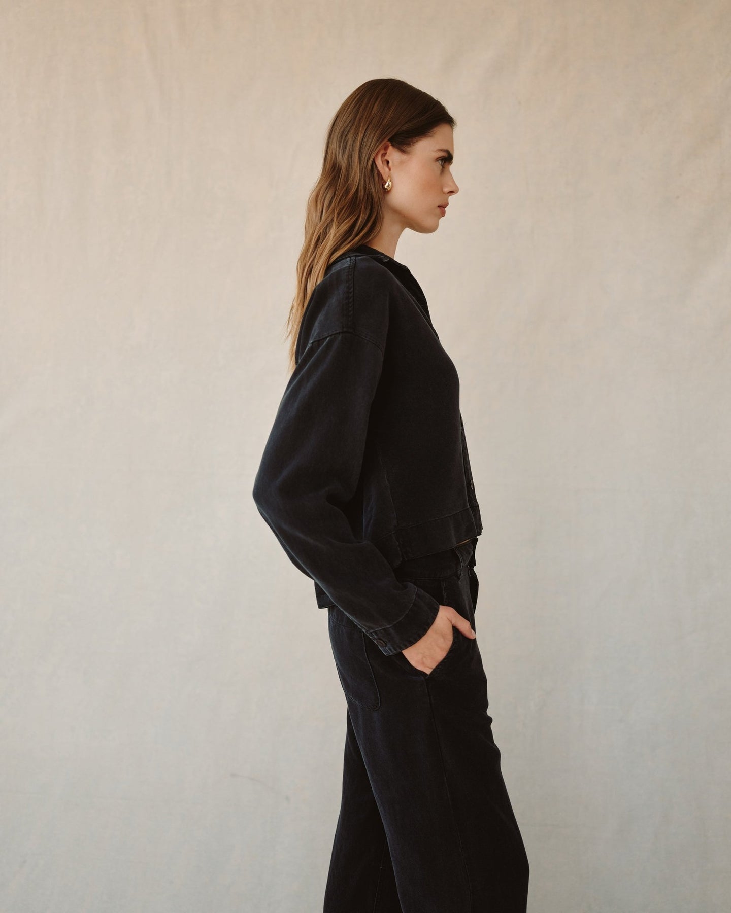 Bella DahlCrop Pocket Button Down - Dark Graphite WashTops