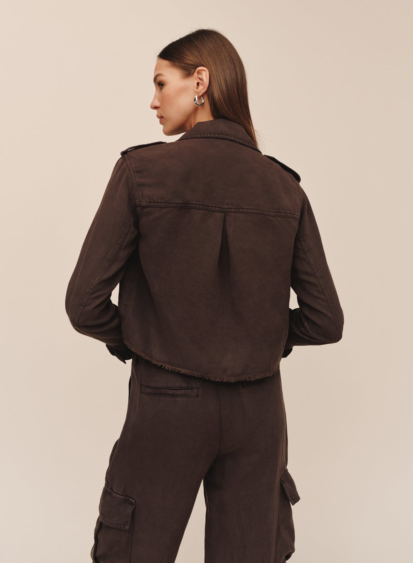 Bella DahlCropped Utility Jacket With Fray Hem - Dark RoastCoats & Jackets