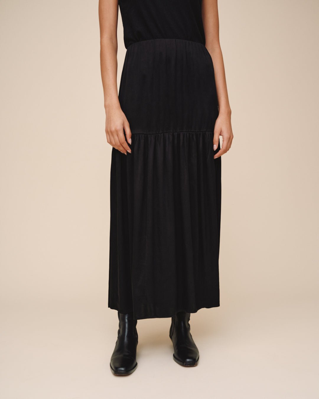 Bella DahlDropped Waist Ruffle Maxi Skirt - BlackSkirts