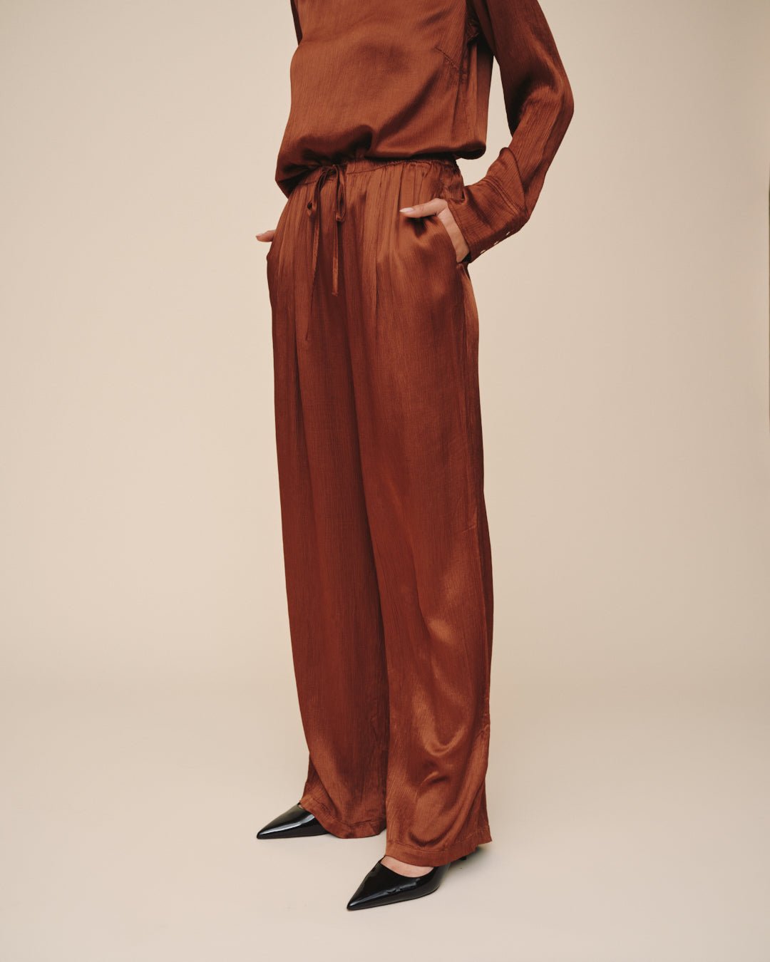 Bella DahlEasy Pleated Wide Leg Pant - Molten BronzePants