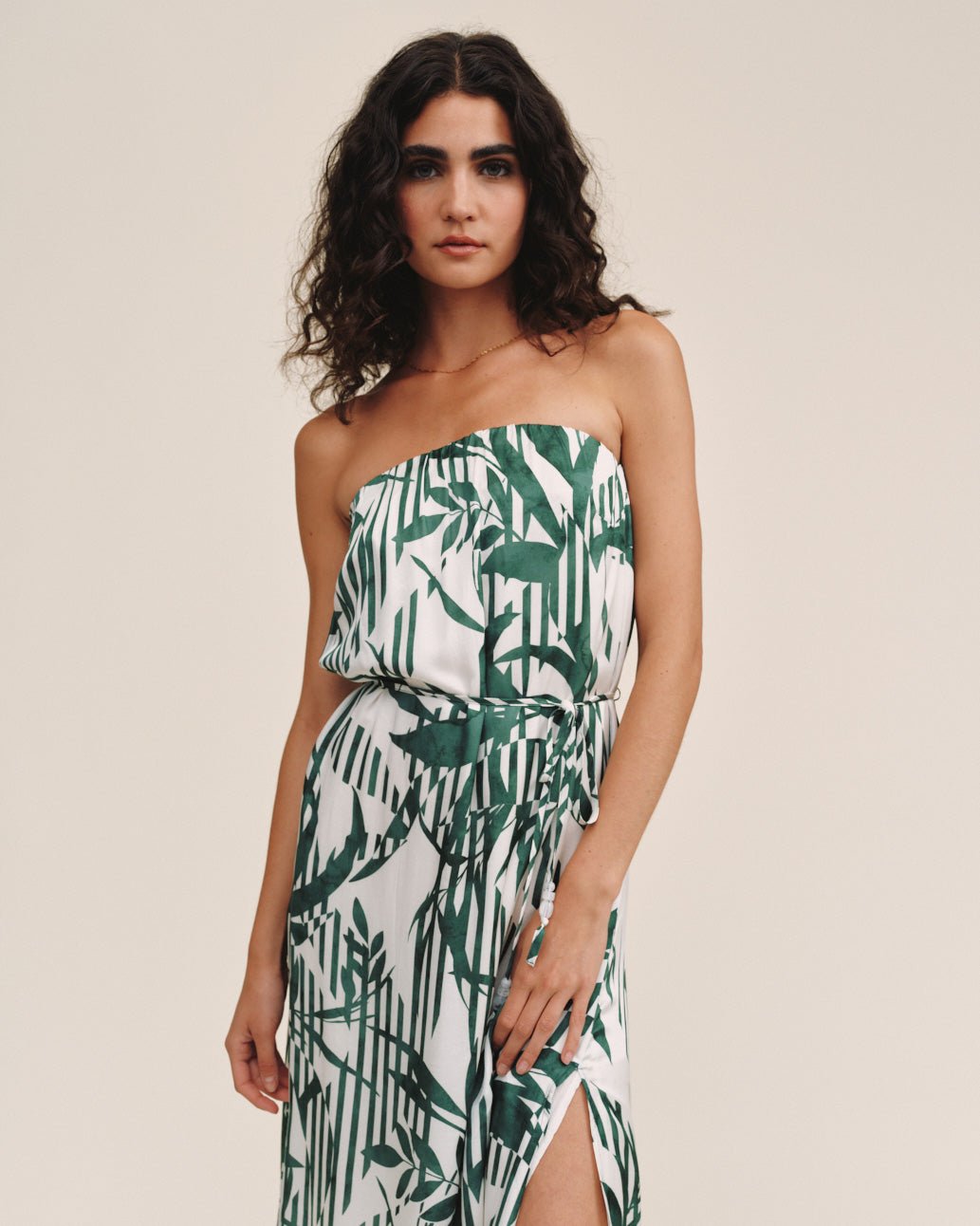 Bella DahlFlowy Strapless Midi Dress - Palm Paradise PrintDresses