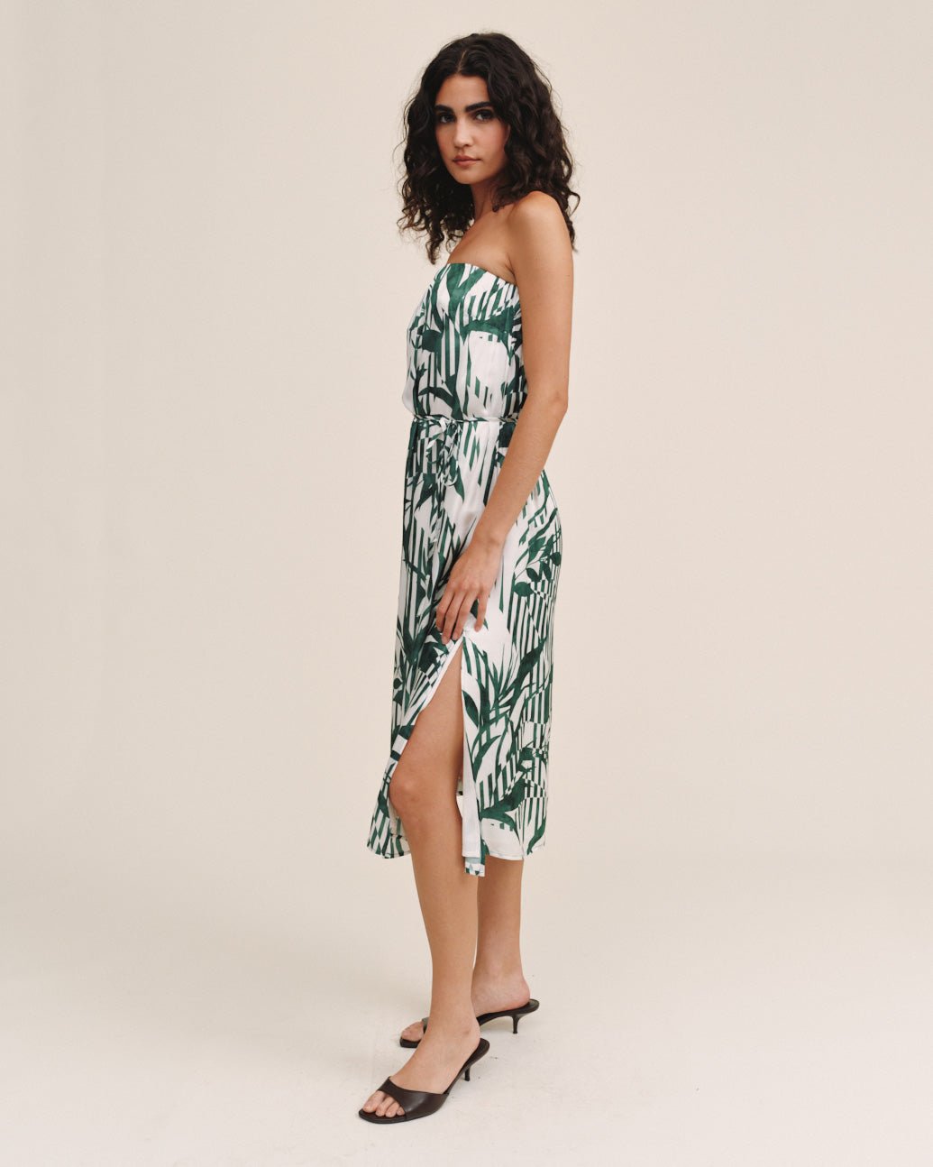 Bella DahlFlowy Strapless Midi Dress - Palm Paradise PrintDresses