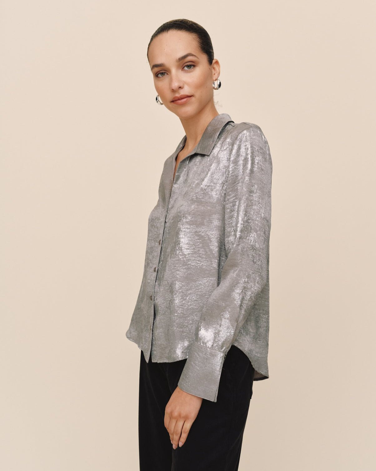 Flowy Wide Collar Button Down - Silver Distress Foil – Bella Flowy Wide Collar Button Down - Silver Distress Foil – Bella