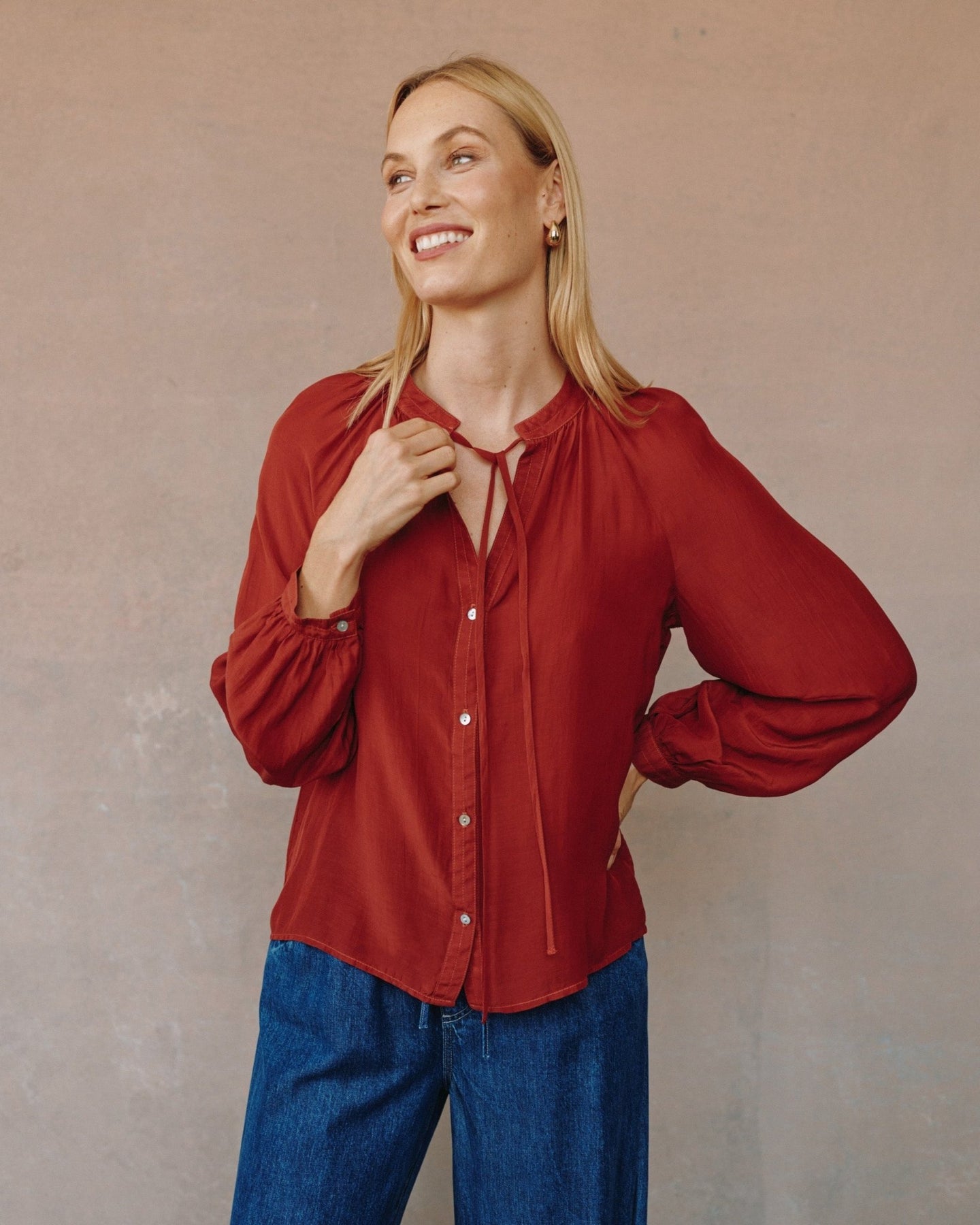 Bella DahlFull Sleeve Raglan Button Down - Warm BrandyTops