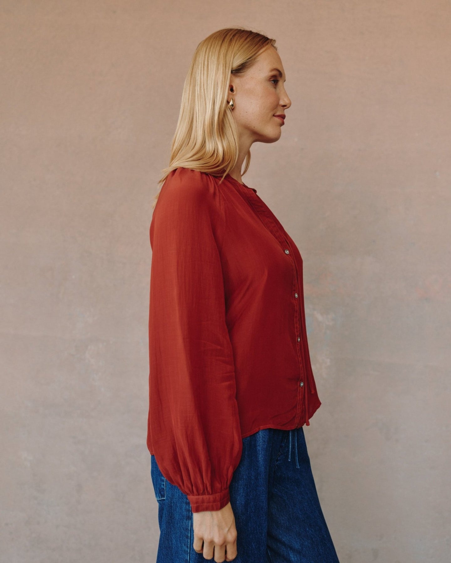 Bella DahlFull Sleeve Raglan Button Down - Warm BrandyTops