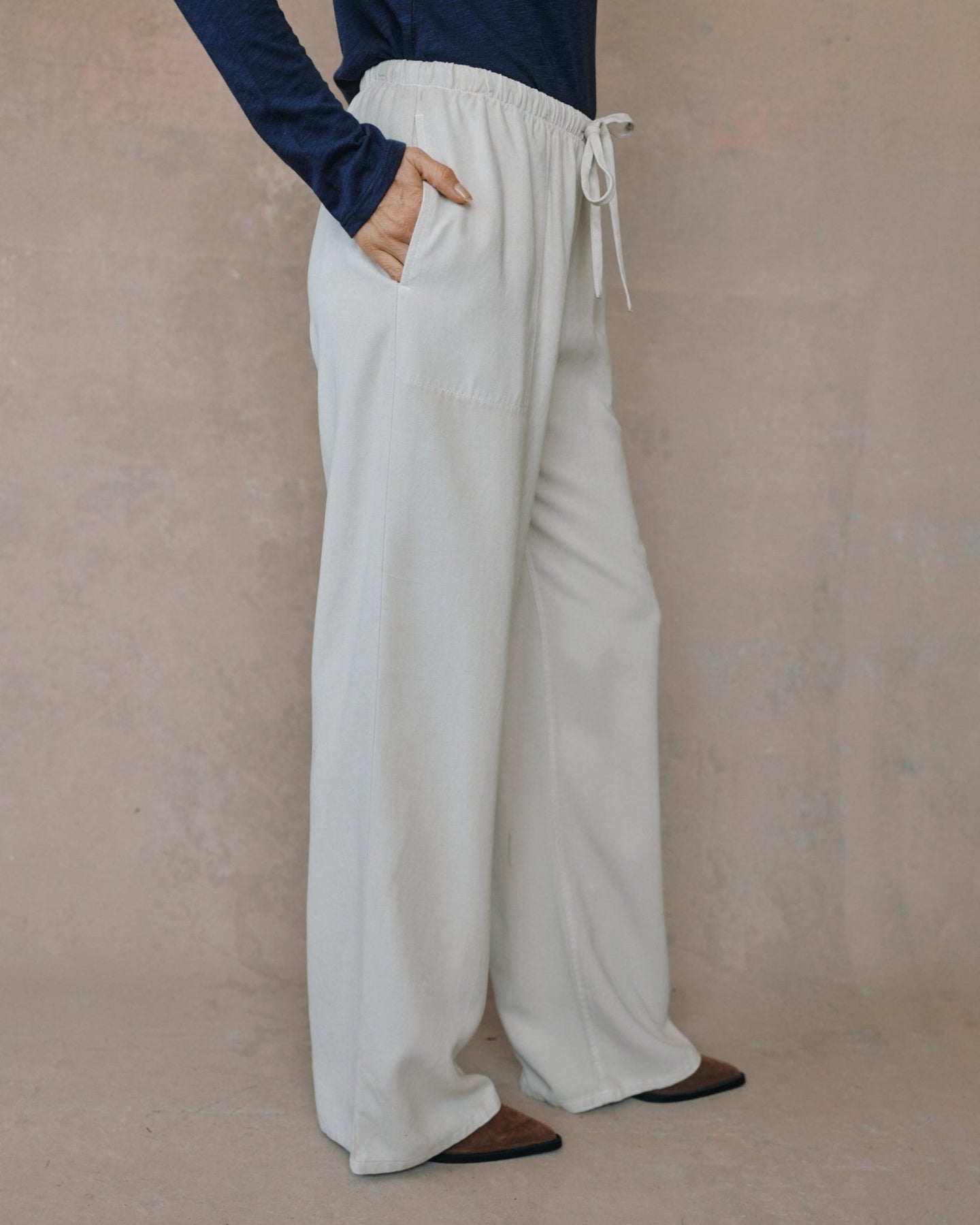 Bella DahlKylie Wide Leg With Drawstring - Ivory SmokePants