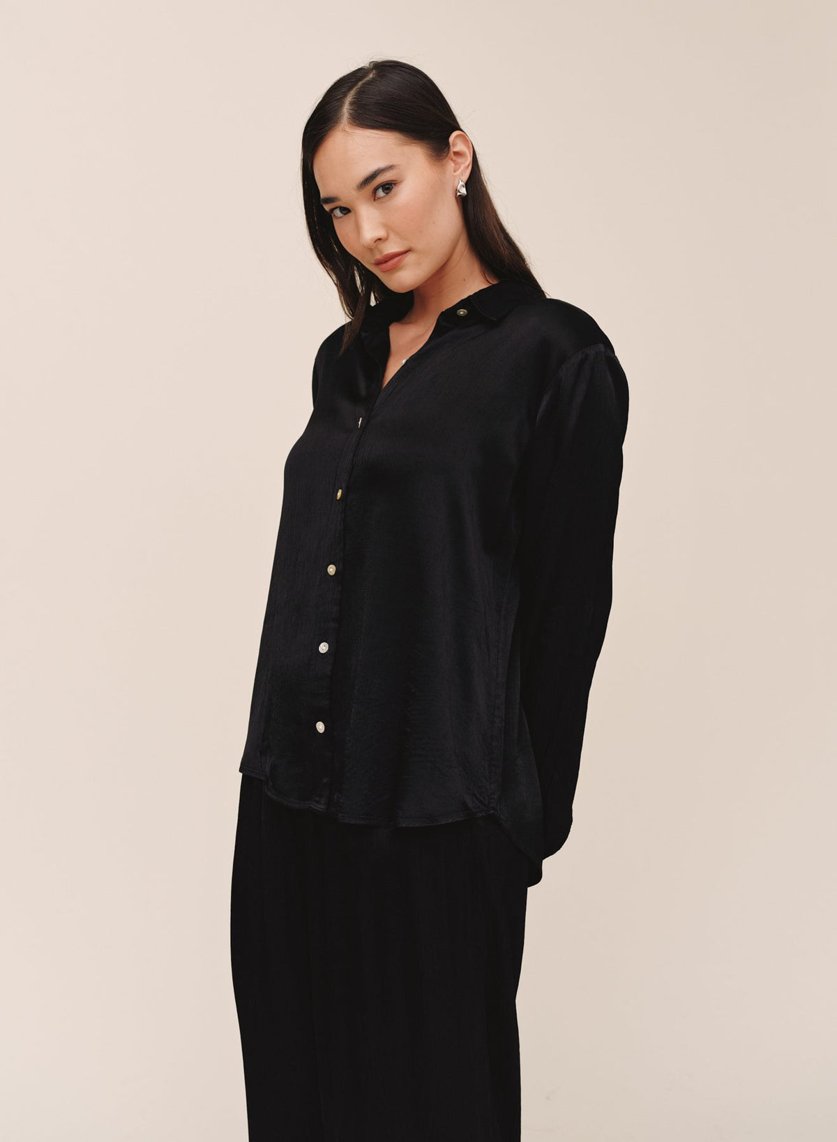 Bella DahlLong Sleeve Clean Button Down Shirt - BlackTops