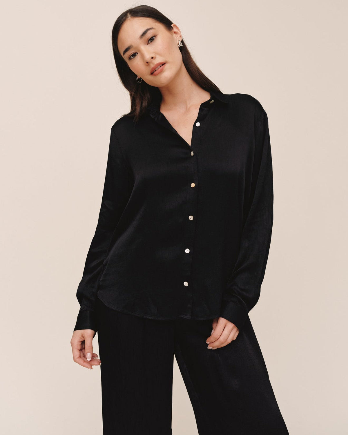 Bella DahlLong Sleeve Clean Button Down Shirt - BlackTops