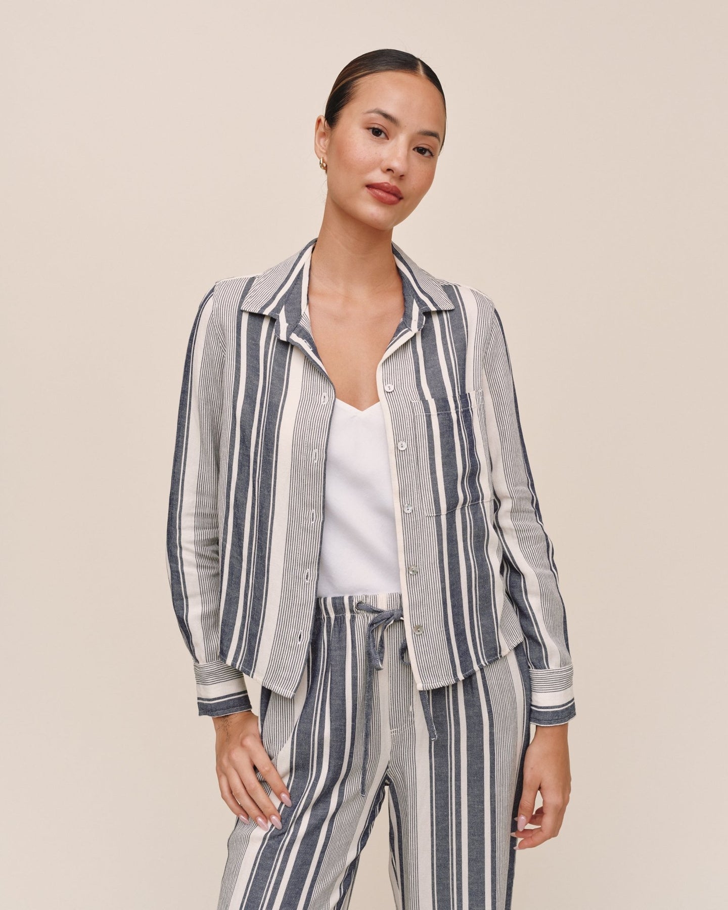 Bella DahlLong Sleeve Crop Pocket Shirt - Worn Navy StripeTops