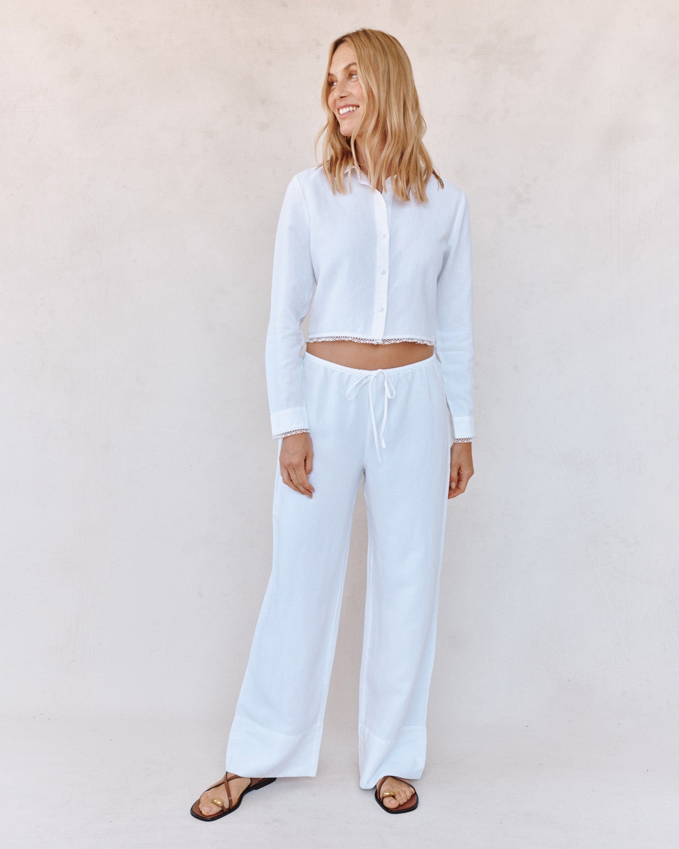 Bella DahlLong Sleeve Cropped Shirt With Trim - WhiteTops