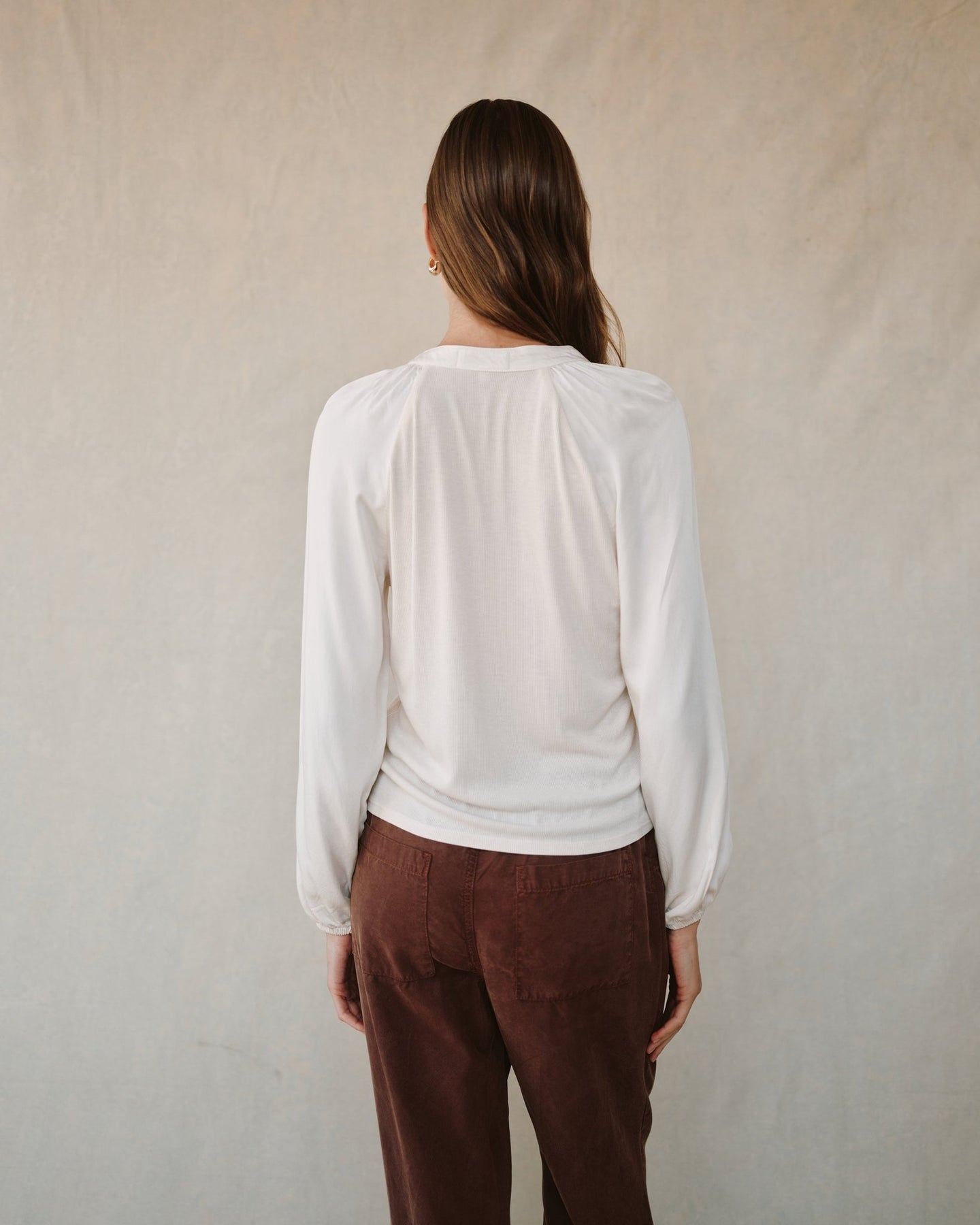 Bella DahlLong Sleeve Raglan Mixed Shirt - Ivory StoneTops