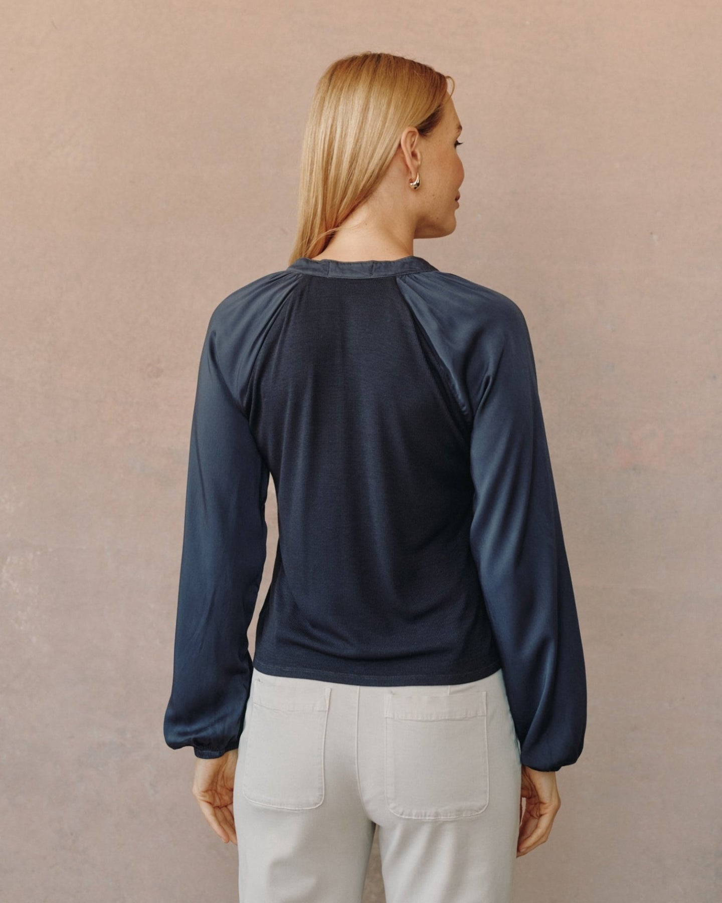 Bella DahlLong Sleeve Raglan Mixed Shirt - Obsidian StoneTops