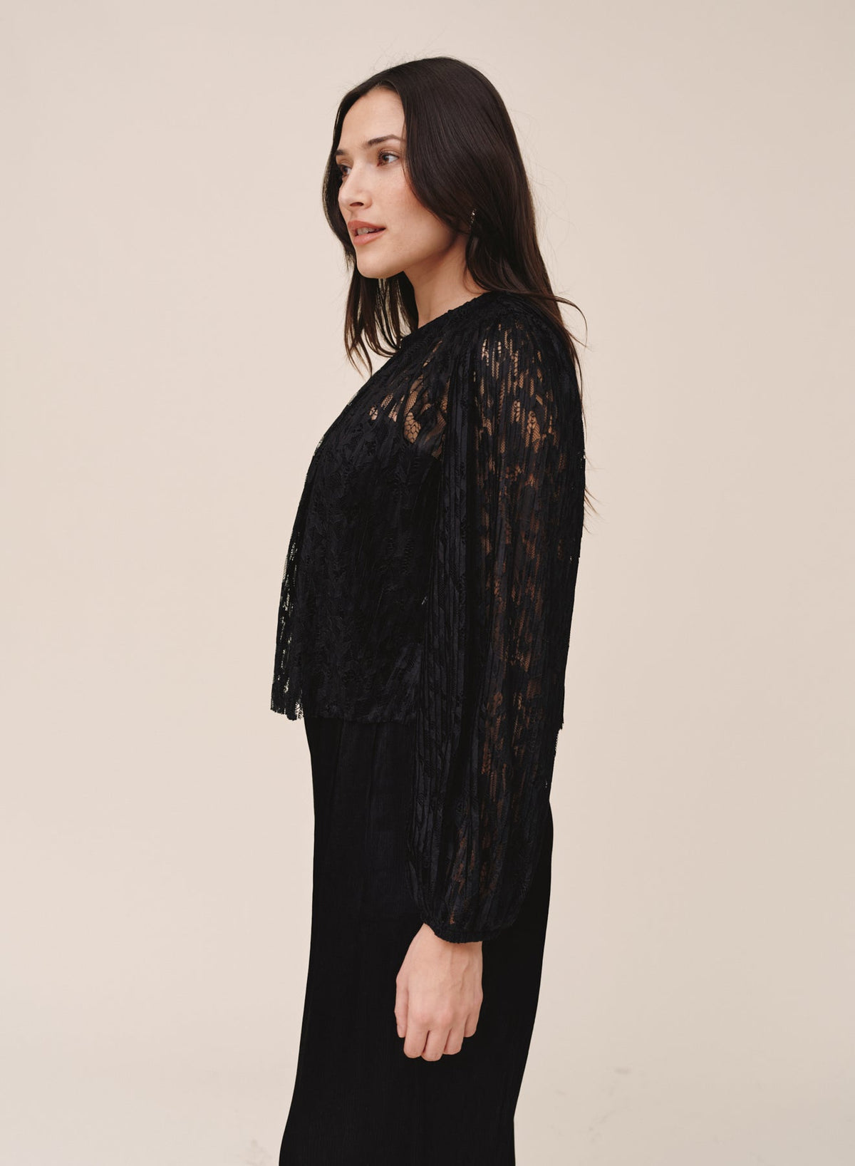 Bella DahlLong Sleeve Shirred Neck Top - BlackTops