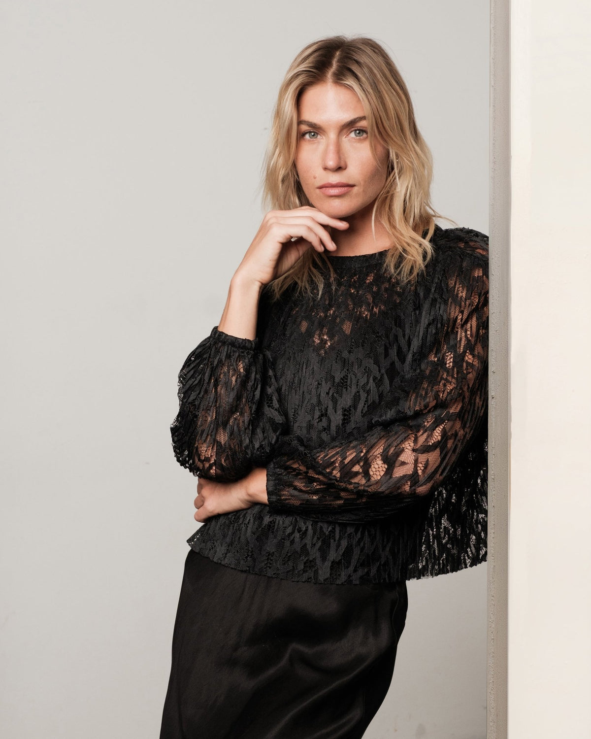 Bella DahlLong Sleeve Shirred Neck Top - BlackTops