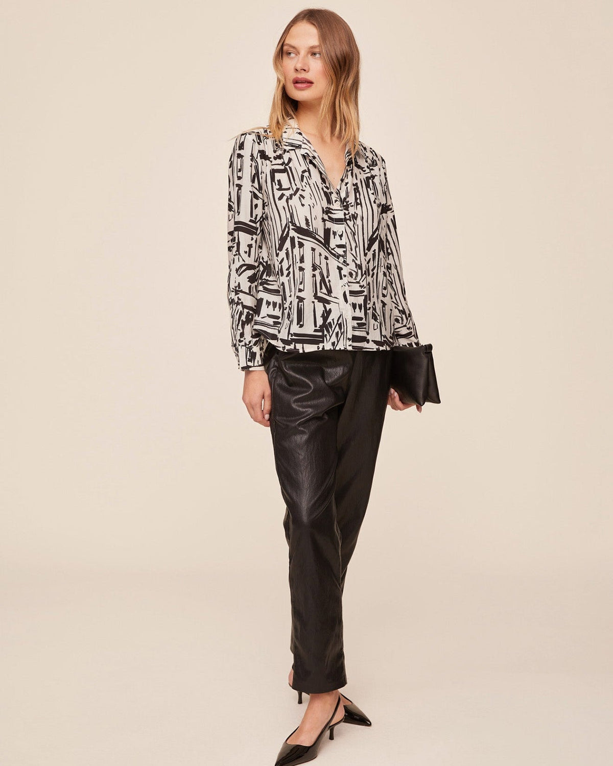 Bella DahlLong Sleeve Shirred Shoulder Shirt - Metropolitan PrintTops