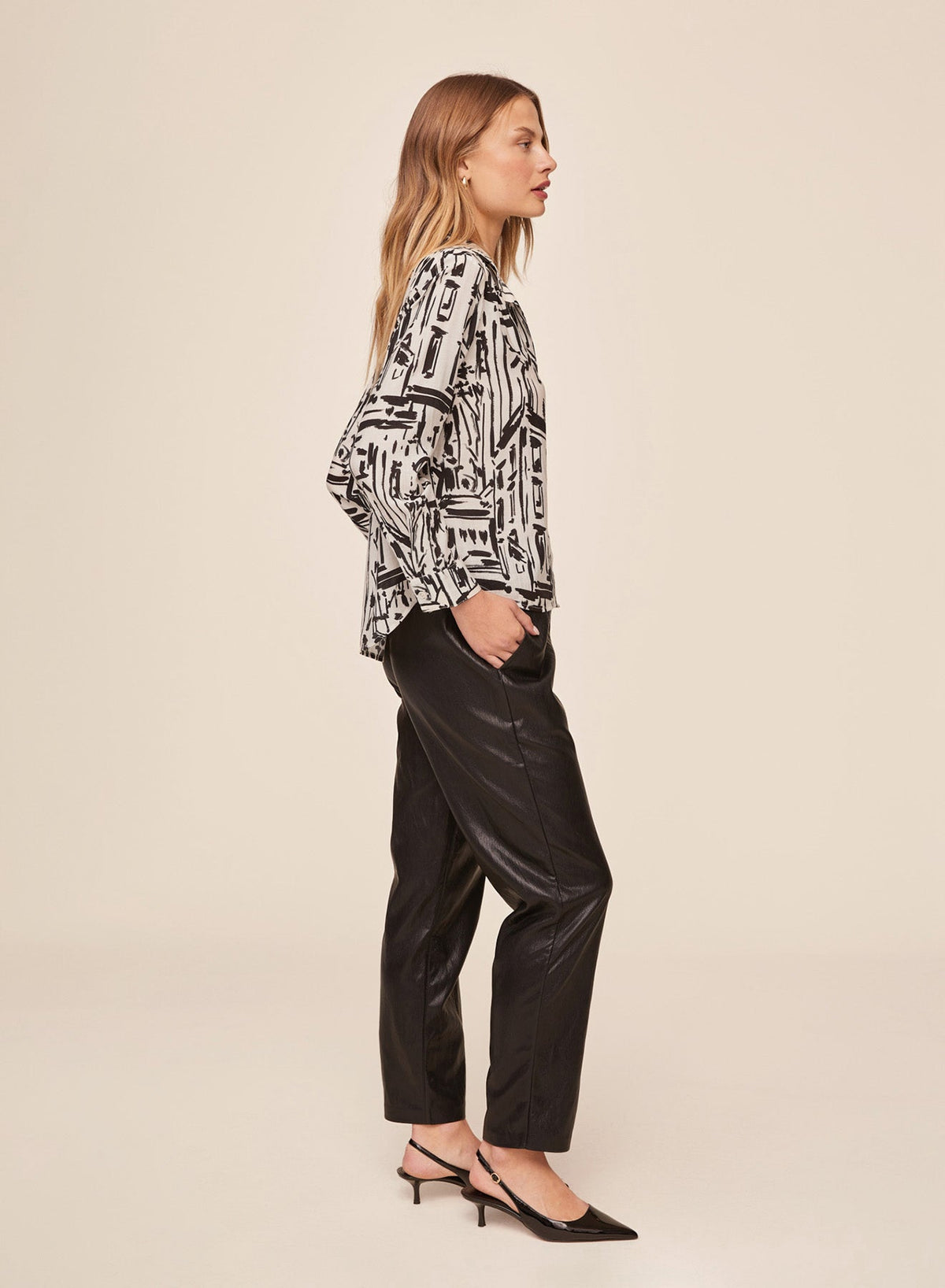 Bella DahlLong Sleeve Shirred Shoulder Shirt - Metropolitan PrintTops