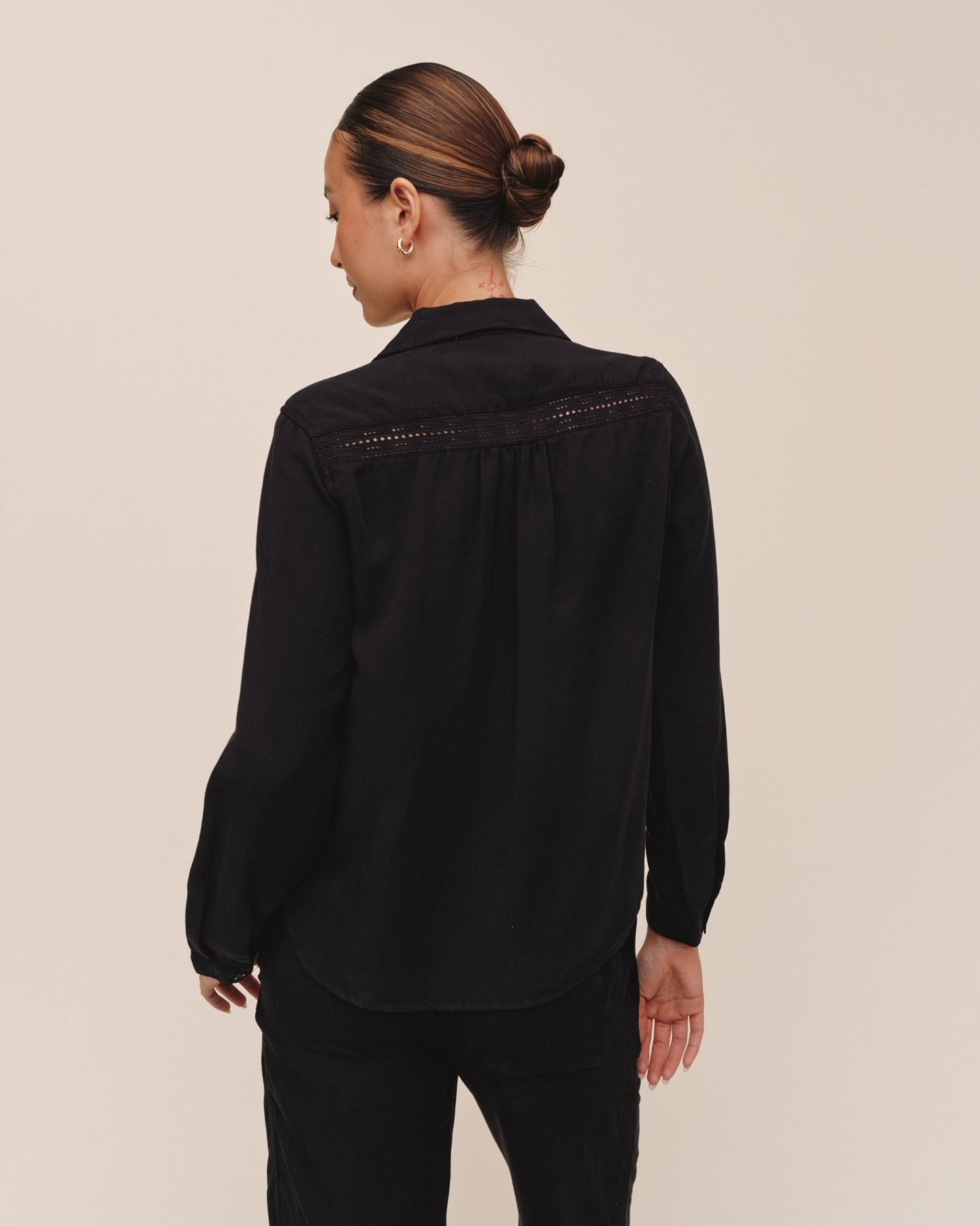 Bella DahlLong Sleeve Shirt With Lace Inset - BlackTops