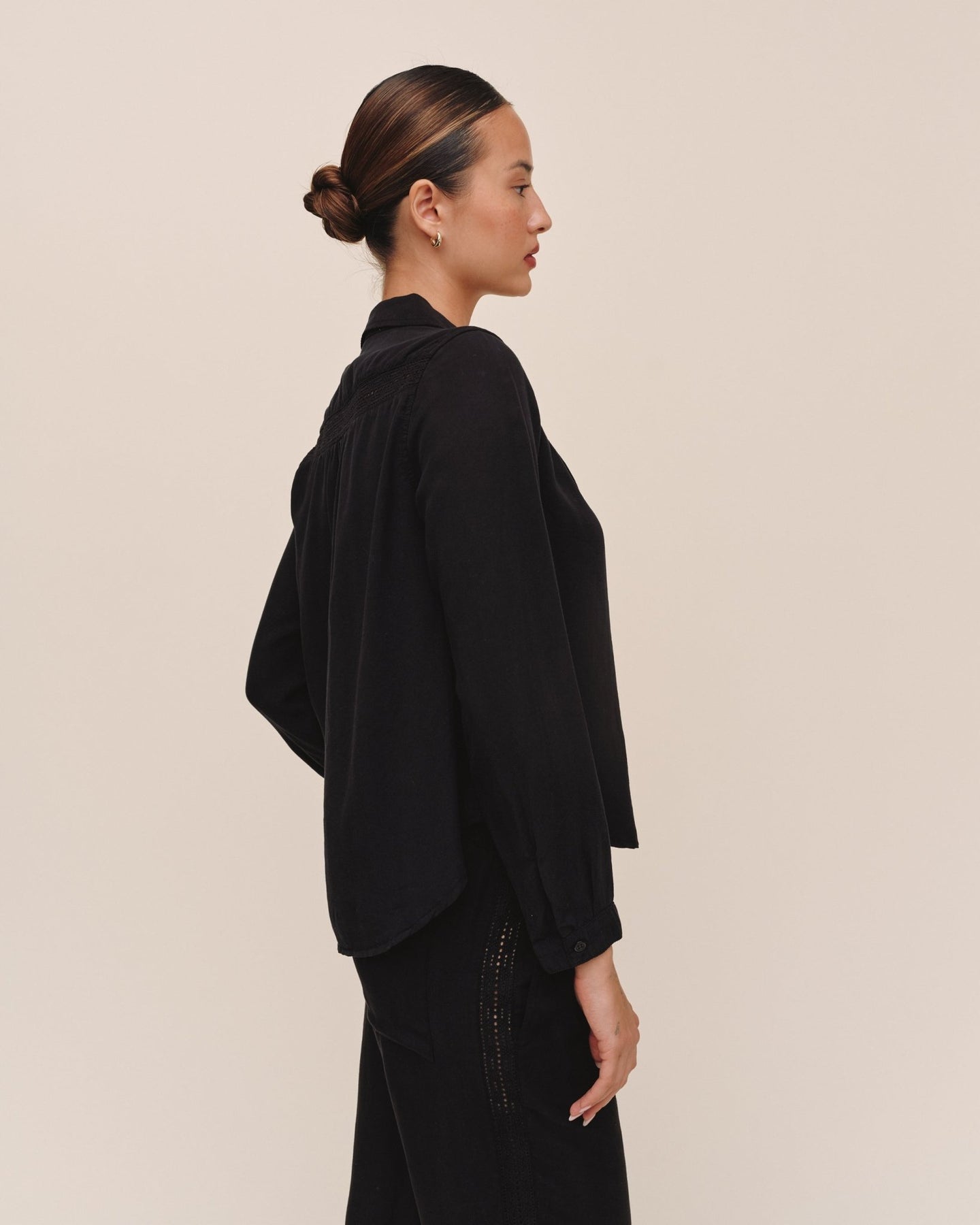 Bella DahlLong Sleeve Shirt With Lace Inset - BlackTops