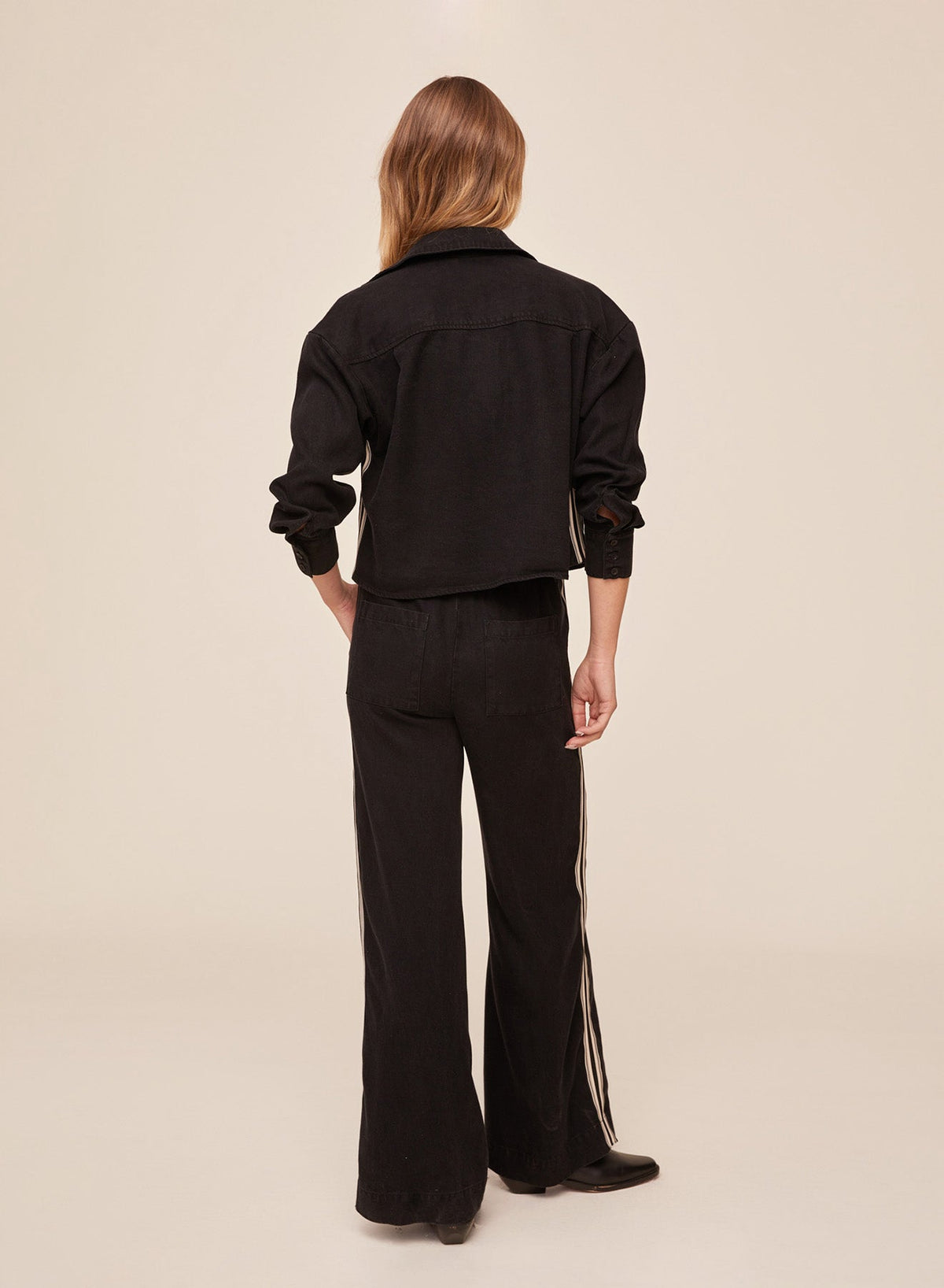 Bella DahlLong Sleeve Two Pocket Trimmed Crop Shirt - Vintage Black WashTops
