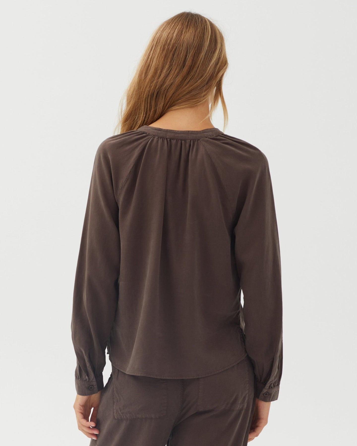 Bella DahlLong Sleeve Wide Placket Pullover - Dark ChestnutTops