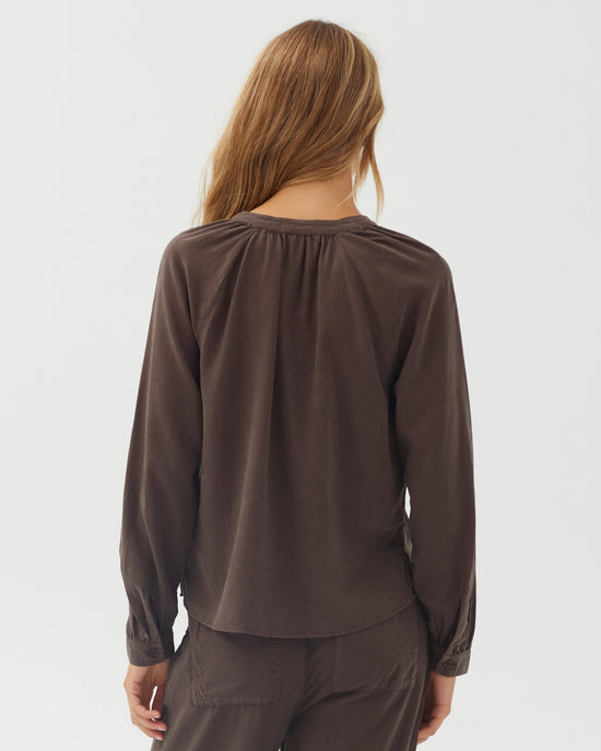 Bella Dahl Long Sleeve Wide Placket Pullover - Dark Chestnut View 2