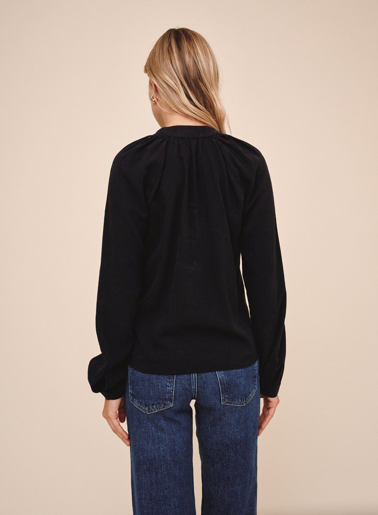 Bella DahlLong Sleeve Wide Placket Pullover - Vintage BlackTops