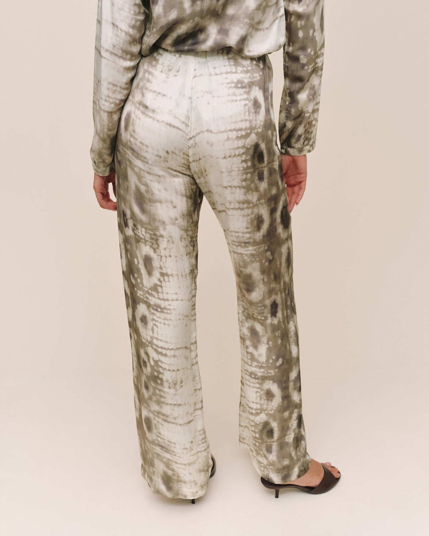 Bella DahlNo Side Seam Clean Waist Wide Leg - Sage Snake PrintPants