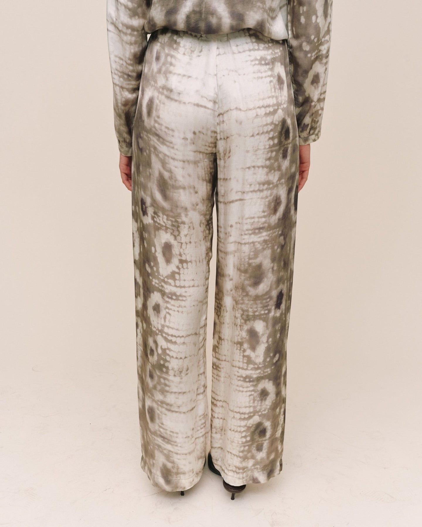 Bella DahlNo Side Seam Clean Waist Wide Leg - Sage Snake PrintPants