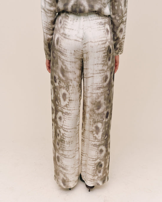 Bella Dahl No Side Seam Clean Waist Wide Leg - Sage Snake Print View 2