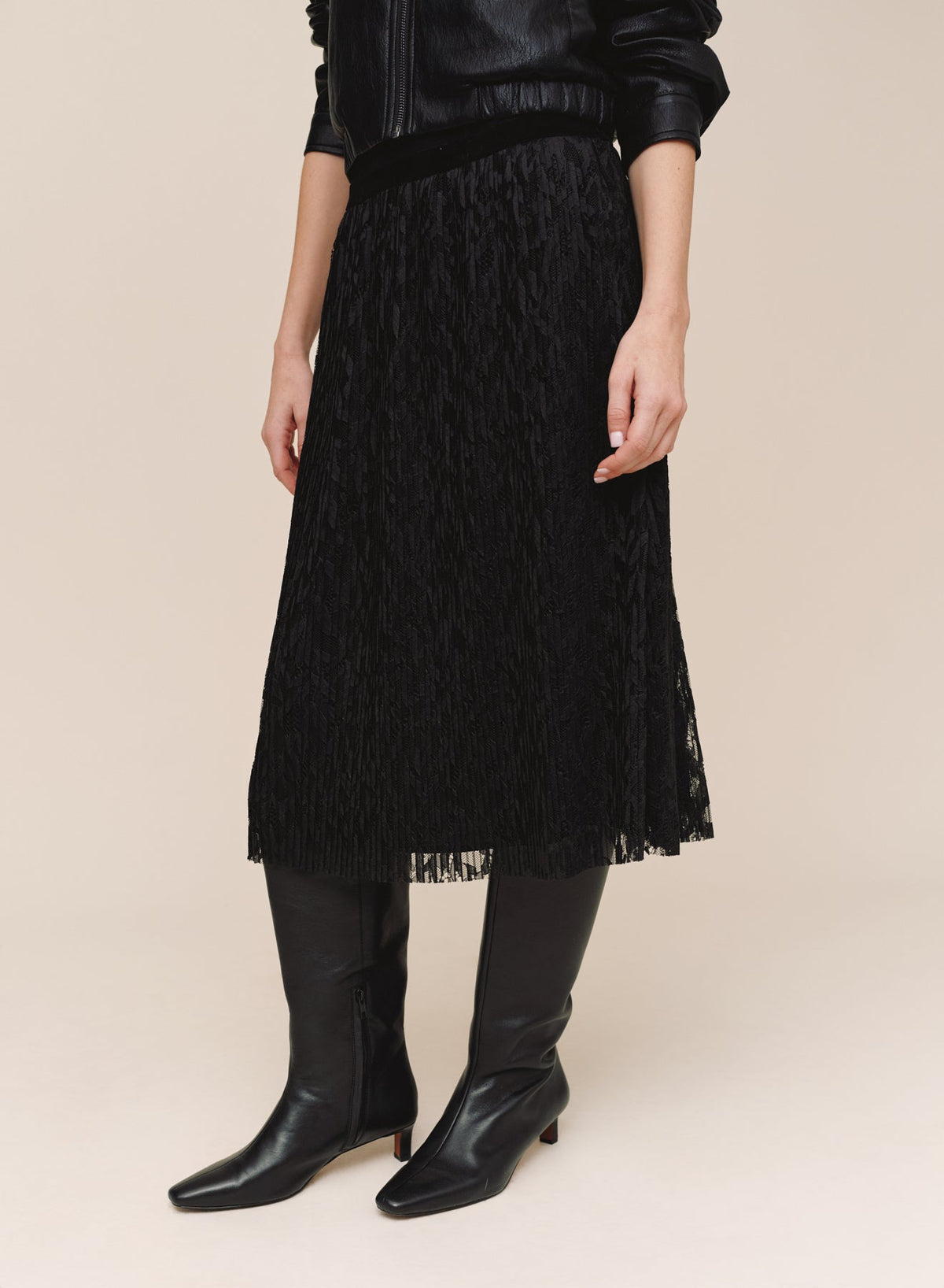 Bella DahlPleated Lace Skirt With Velvet Waistband - BlackSkirts