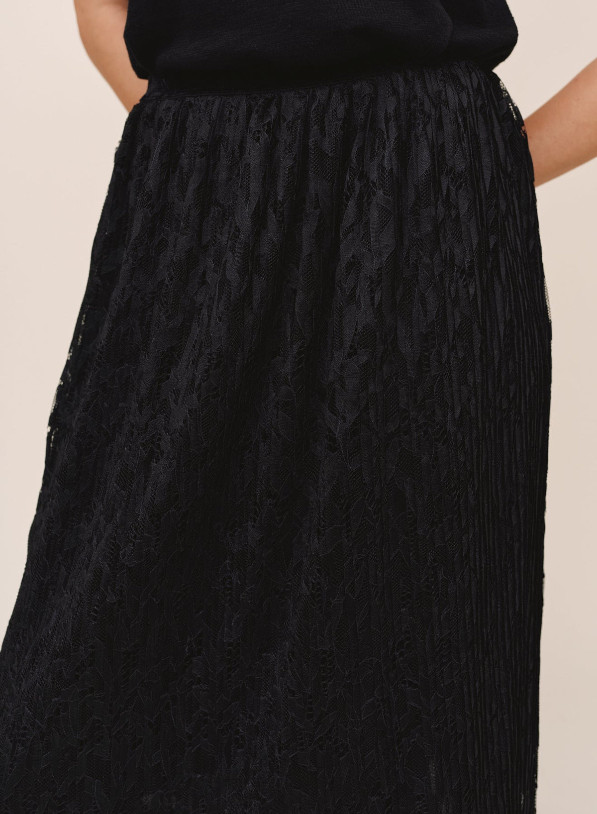 Bella DahlPleated Lace Skirt With Velvet Waistband - BlackSkirts
