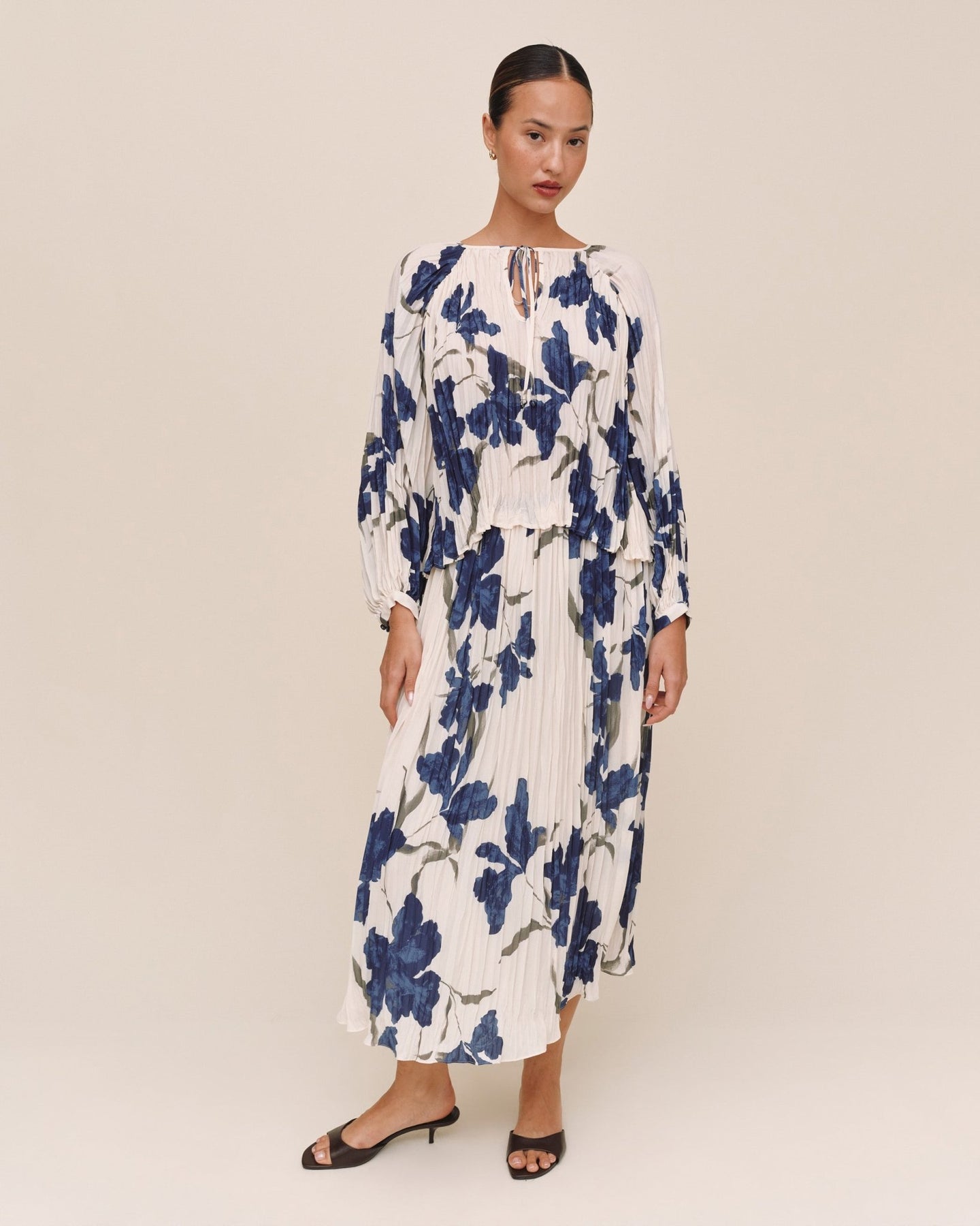 Bella DahlPleated Tie Front Top - Indigo Iris PrintTops