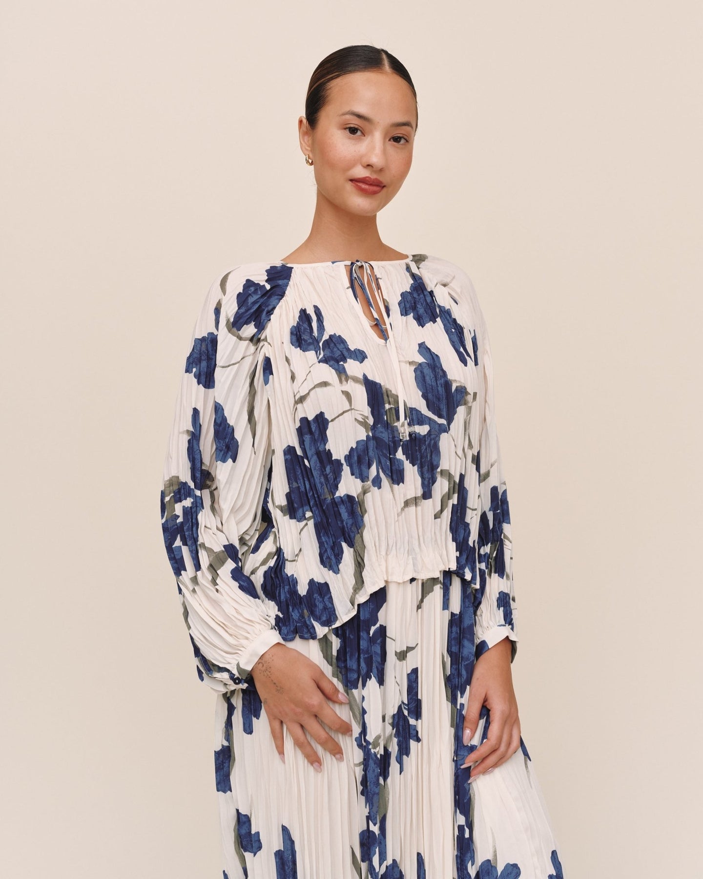 Bella DahlPleated Tie Front Top - Indigo Iris PrintTops