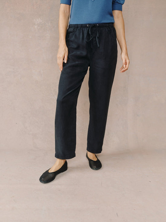 Bella Dahl Pull On Trouser- Black View 2