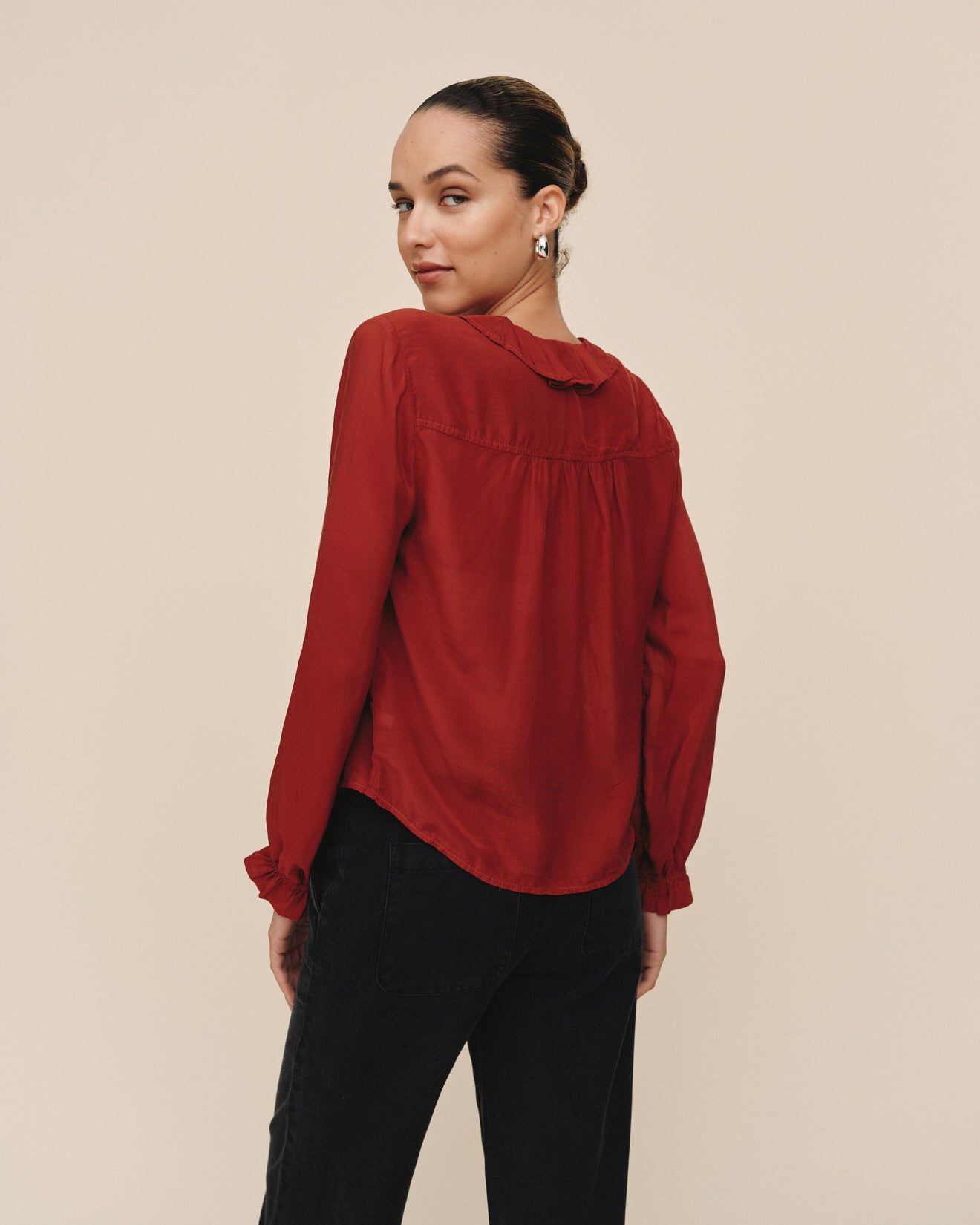 Bella DahlRaglan Ruffle Blouse - Warm BrandyTops