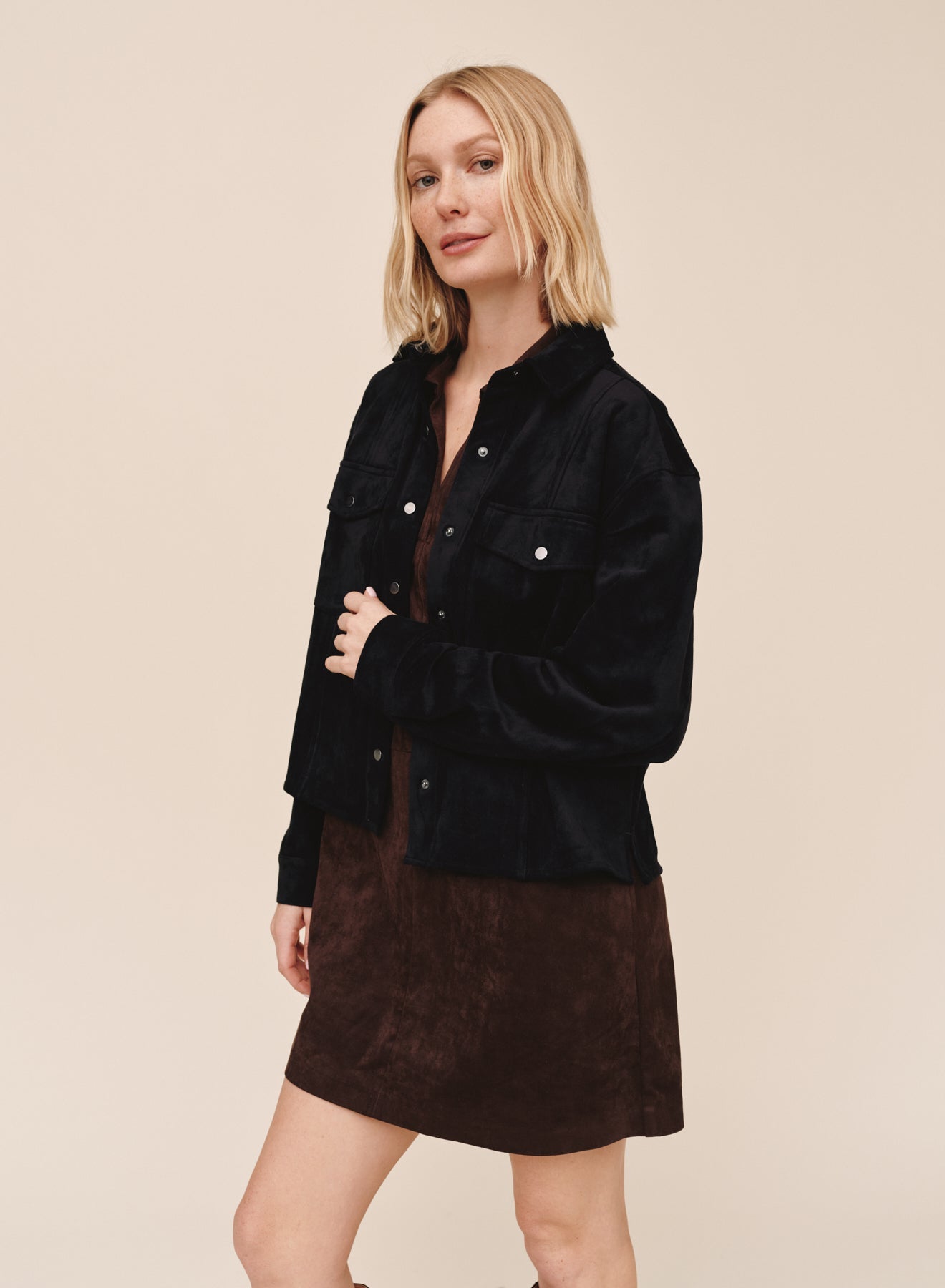 Bella DahlSeamed Pocket Shacket - BlackCoats & Jackets