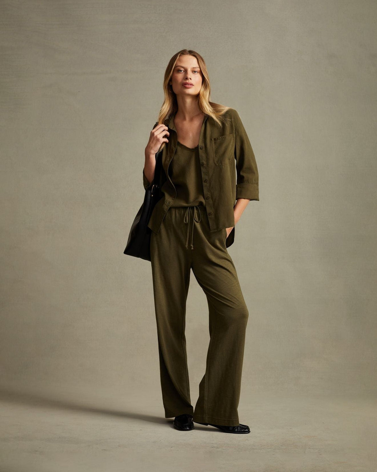 Bella DahlShirt Tail Button Down - Olive NightTops