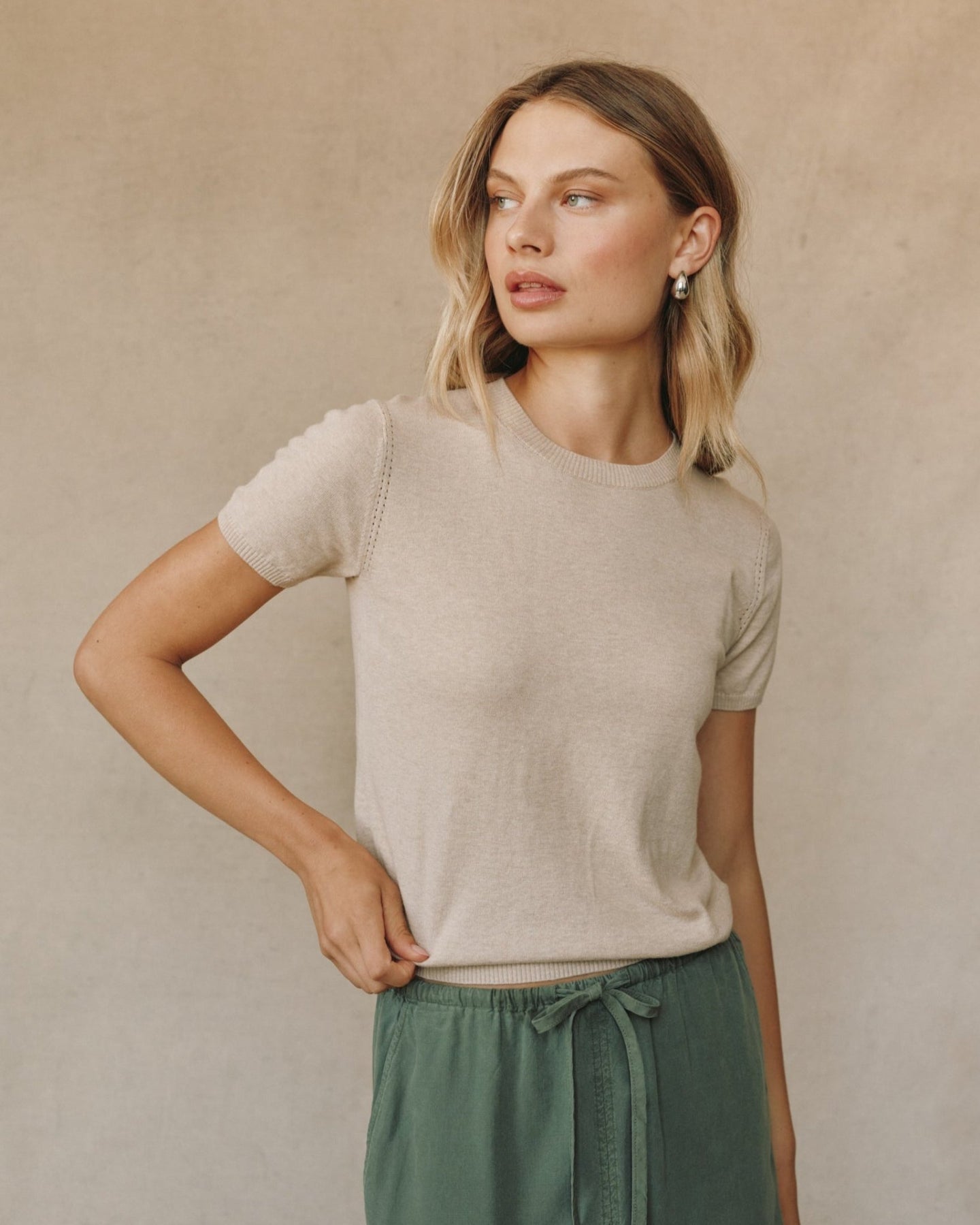Bella DahlShort Sleeve Crew Neck Knit Top - Sable SandTops