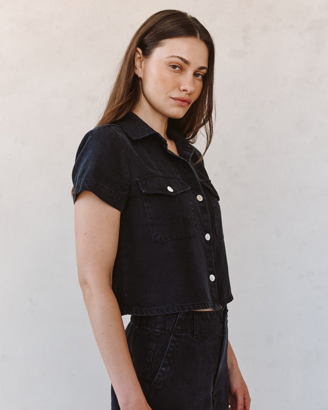 Bella DahlShort Sleeve Flap Pocket Shirt - Antique Black WashTops