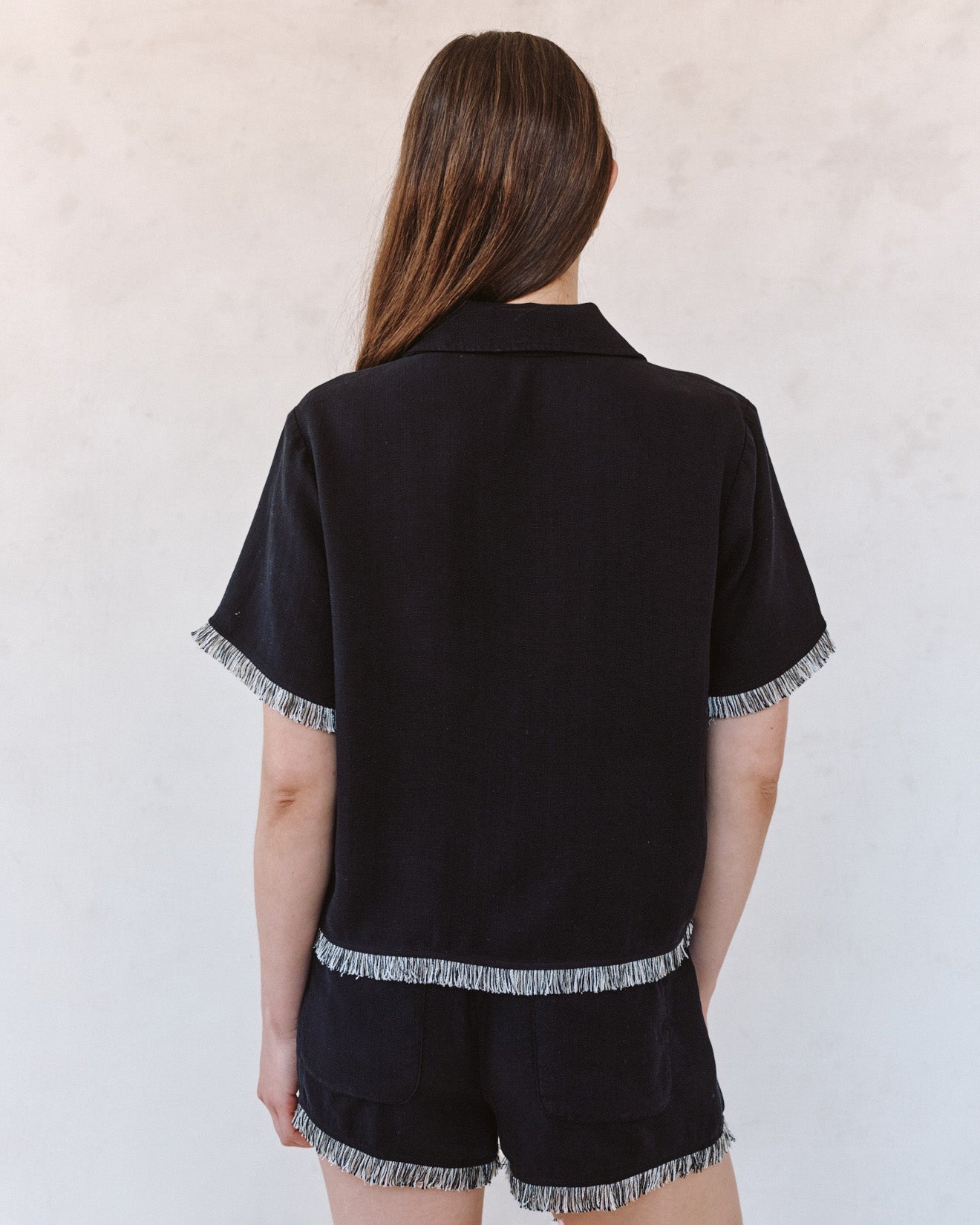 Bella DahlShort Sleeve Fray Trim Shirt - BlackTops